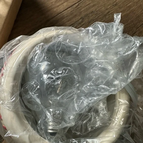 New in Box Scentsy Cream and Red Warmer - Picture 6 of 9